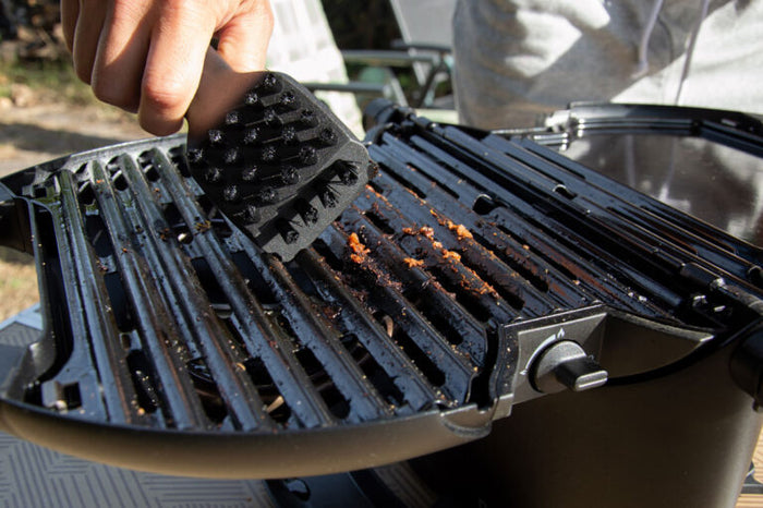 nomadiQ-bbq-cleaning-kit-bei-Lebensieschoen-in-Waldkirchen-kaufen- Grillreinigungsbürste beim Grill reinigen